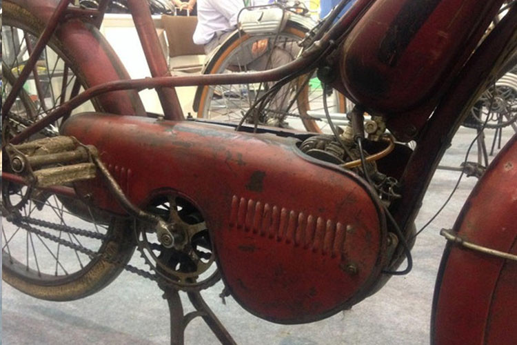 Đặc biệt hơn, dù chiếc xe đã hơn trăm tuổi những vẫn có thể đi bình thường.