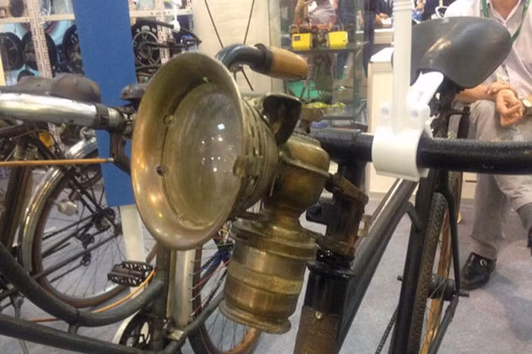 Như chiếc xe đạp trên 100 tuổi của hãng Saison. Đặc biệt, vành của chiếc xe này được làm bằng gỗ. Chiếc má phanh được làm bằng Li-e (vỏ cây gỗ sồi), chất liệu thường được làm nút chai rượu vang.