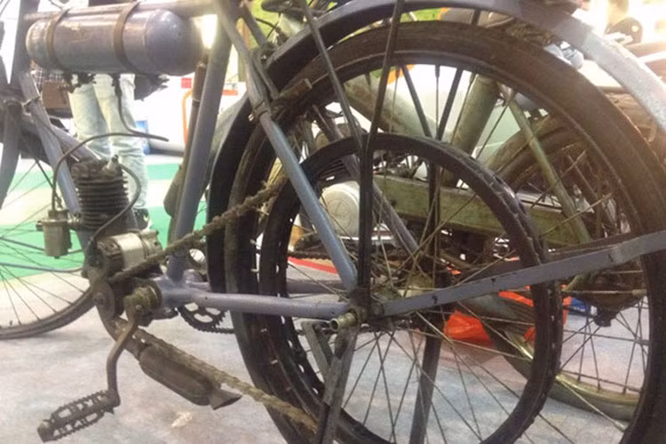 Chiếc xe gây ấn tượng với bộ “dây curoa” dẫn động từ động cơ máy nổ đến bánh sau của chiếc xe rất lạ và gây ấn tượng. Động cơ nhỏ, dẫn lực lên chiếc vành Puly rất to nên chiếc xe chở lên rất khỏe khi chạy bằng máy nổ.