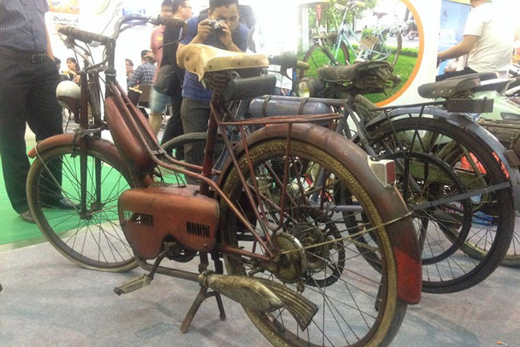 Chiếc xe máy Alcyon cũ, gắn máy cổ có nguồn gốc từ Đức, sản xuất năm 1910, đến nay đã được 108 tuổi được chủ nhân của nó khẳng định đây là chiếc xe duy nhất trên thế giới. Cũng chính vì thế, chiếc xe máy cổ này dù như "đồng nát" nhưng vẫn có giá khủng lên đến 11.000 USD (khoảng 250 triệu đồng).