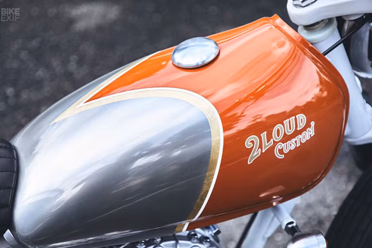 Bình xăng trong có vẻ giống được lấy từ chiếc môtô địa hình thời thập niên 70 nhưng thật ra nó là linh kiện hoàn toàn mới.