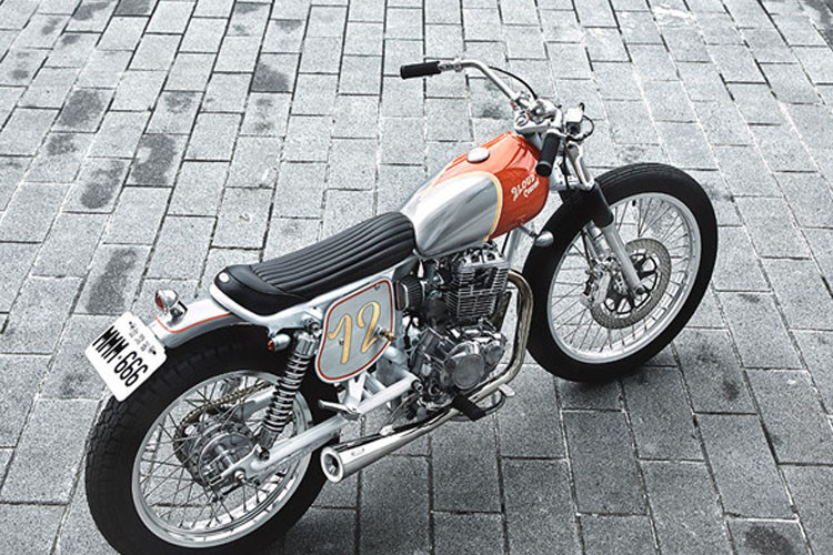 Chiếc xe SYM Wolf 125 độ tracker đầy cá tính cũng được sơn màu mới cùng nhiều chi tiết trang trí khá nổi bật.