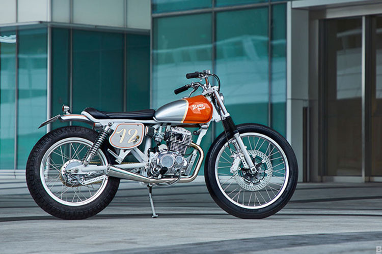 Bộ bánh được thay đổi sang cỡ 21 phía trước và 18 inch đằng sau. Max đã hạ thấp phuộc trước để chỉnh sửa dáng ngồi đồng thời thay thế nhún sau bằng linh kiện lấy từ mẫu Harley - Davidson Sportster 883.