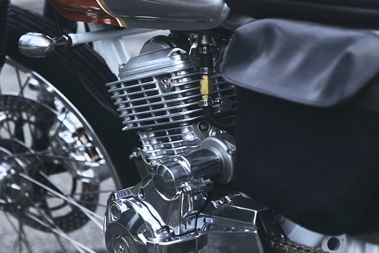 Đáng chú ý nhất là hiệu suất của xe đã được cải thiện. Max bắt đầu bằng việc thay mới khối động cơ 125 cc sang loại 190 cc do nhà sản xuất Trung Quốc cung cấp. Quá trình chuyển đổi không phức tạp khi chỉ phải chế tạo mới các pát động cơ.