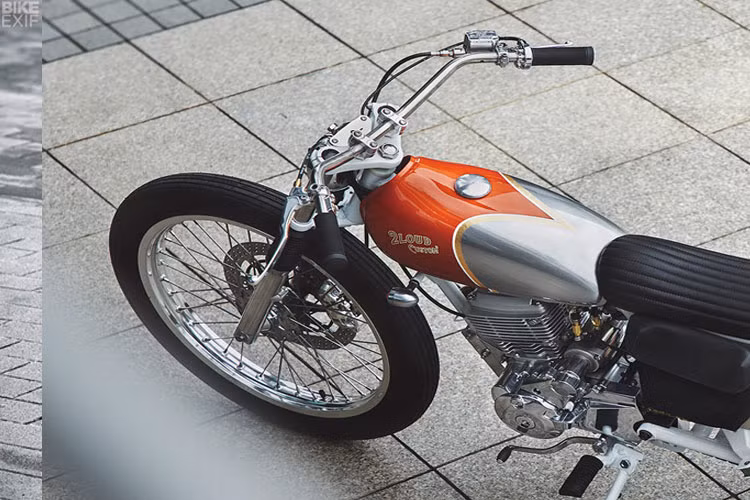 Theo đó, Trước hết, hệ thống phanh trước được nâng cấp với calip 4 piston của RPM, đĩa đường kính 300 mm và xylanh cái Brembo nhằm đảm bảo chiếc xe máy của hãng SYM có thể dừng kịp thời trong mọi tình huống khi hiệu suất của xe được tăng lên.