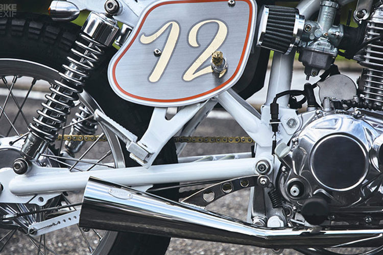 Bộ giảm xóc của chiếc 883 được áp dụng cho bản độ này. Nó được gắn với bộ gắp mới dài hơn ban đầu. Khung phụ phía trên được cắt gọn và trang bị cùng yên da mới với những đường chỉ chạy dọc.