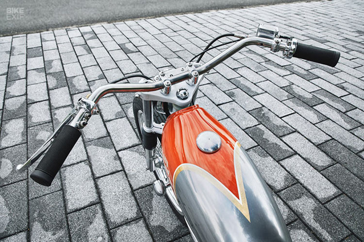 Pô xe nguyên bản của xe được tháo bỏ để sử dụng loại lọc rời đồng thời sắp xếp lại các bó dây điện giúp mẫu độ trông gọn gàng hơn. Bọc tay lái Biltwell và công tắc dạng nút nhấn và tay lái bè rộng kiểu tracker ấn tượng.