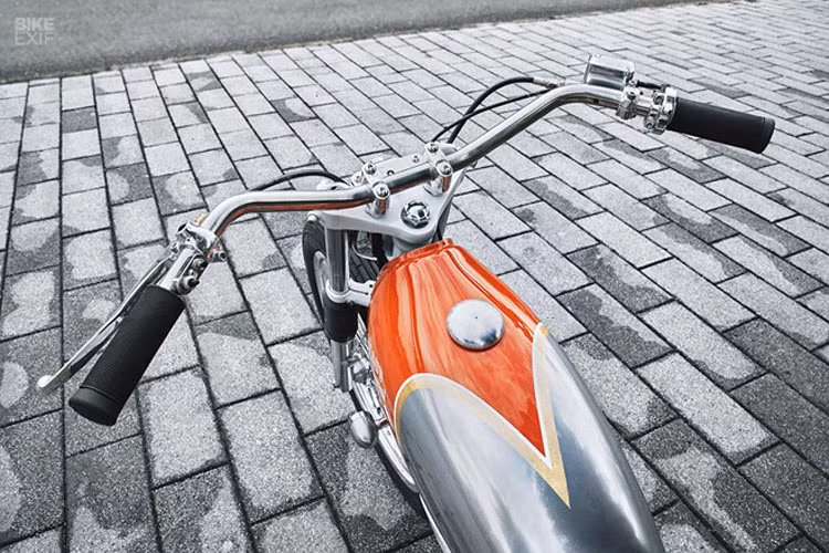 Pô xe nguyên bản của xe được tháo bỏ để sử dụng loại lọc rời đồng thời sắp xếp lại các bó dây điện giúp mẫu độ trông gọn gàng hơn. Bọc tay lái Biltwell và công tắc dạng nút nhấn và tay lái bè rộng kiểu tracker ấn tượng.