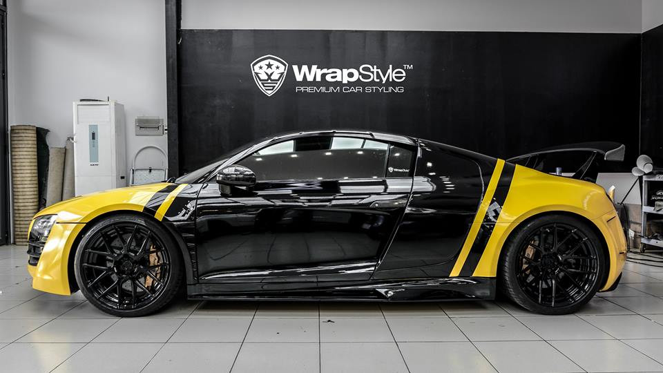 Chủ nhân chiếc Audi R8 độ khủng này đã làm mới ngoại hình xe, phối màu ngoại thất siêu xe này bằng việc dán đề can lên toàn bộ chiếc xe.