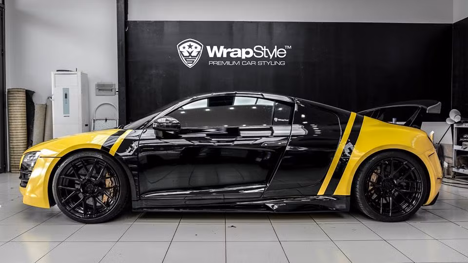 Chủ nhân chiếc Audi R8 độ khủng này đã làm mới ngoại hình xe, phối màu ngoại thất siêu xe này bằng việc dán đề can lên toàn bộ chiếc xe.