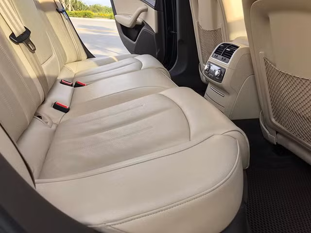 Ghế hành khách cũng chỉnh điện.