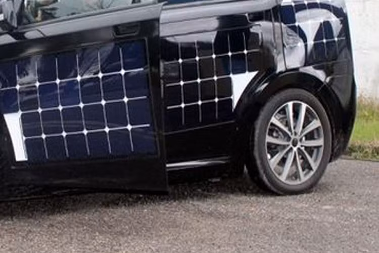 Thân xe có khả năng hút năng lượng mặt trời và chuyển hóa thành điện trong quá trình di chuyển.