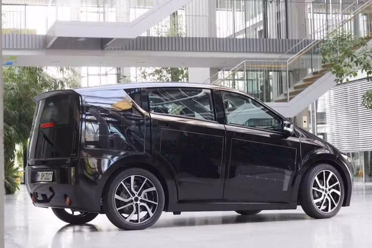 Hệ thống an toàn của xe gồm: hệ thống chống bó cứng phanh ABS, thiết bị báo động, cân bằng điện tử ESC, túi khí hành khách và lái xe.