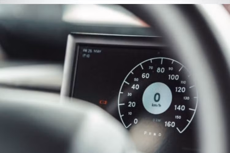 Mỗi ngày, chiếc xe cần đi hết quãng đường 30 km để đảm bảo điện năng được tích trữ đầy đủ. Số năng lượng điện tích trữ sẽ giúp xe chạy thêm tối đa 250 km.