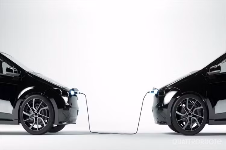 Hãng xe điện Sono Motors trang bị cho xe công nghệ sạc 2 hướng, giúp xe trở thành một máy điện di động, sạc năng lượng cho các thiết bị điện tử khác hoặc truyền năng lượng cho những chiếc xe cùng loại.