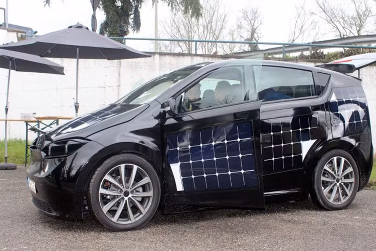 Ý tưởng về ôtô chạy năng lượng mặt trời không phải là lần đầu tiên được đưa ra. Tuy nhiên việc lên dây chuyền sản xuất thương mại hàng loạt tưởng như không thực tế lại được Sono Motors - Công ty khởi nghiệp của Đức dự kiến sẽ thực hiện trong thời gian tới.