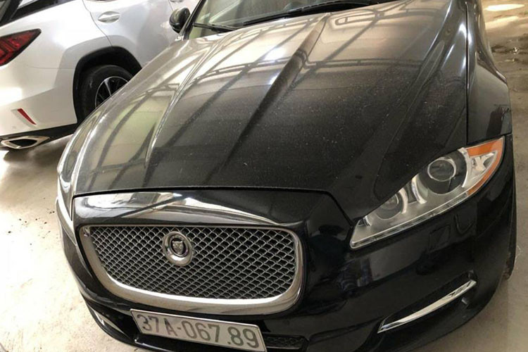 Chiếc Jaguar XJL Supercharged 2012 mang biển 37 sở hữu ngoại thất màu đen sang trọng. Thiết kế đầu xe với lưới tản nhiệt và đèn pha cổ điển. Phần thân xe mang dáng dấp của một chiếc xe coupe 4 cửa.