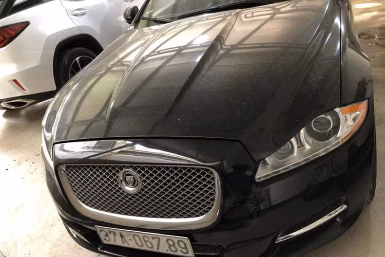 Chiếc Jaguar XJL Supercharged 2012 mang biển 37 sở hữu ngoại thất màu đen sang trọng. Thiết kế đầu xe với lưới tản nhiệt và đèn pha cổ điển. Phần thân xe mang dáng dấp của một chiếc xe coupe 4 cửa.