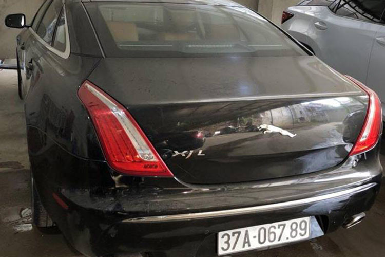 Đuôi xe khá lớn với điểm nhấn là cụm đèn hậu vắt chéo. Jaguar XJL Superchaged 2012 sử dụng động cơ V8 5 lít, kết hợp cùng hộp số tự động 6 cấp cho công suất cực đại 510 mã lực tại vòng tua 6.000 vòng/phút, mô men xoắn cực đại đạt 575 Nm tại 2.500 vòng/phút.