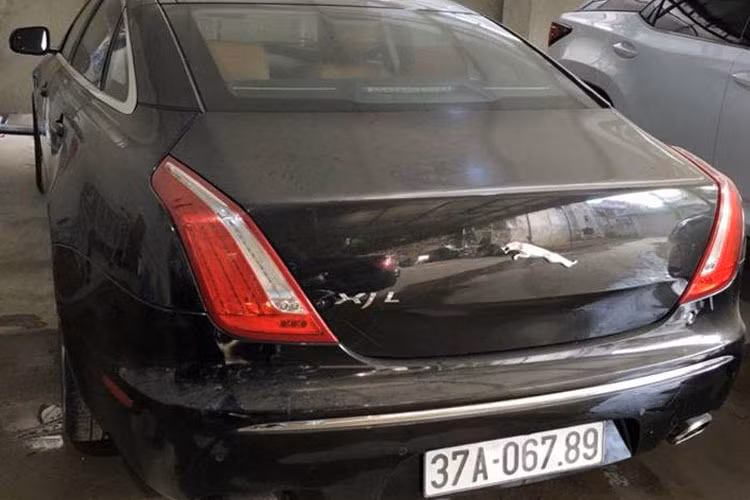 Đuôi xe khá lớn với điểm nhấn là cụm đèn hậu vắt chéo. Jaguar XJL Superchaged 2012 sử dụng động cơ V8 5 lít, kết hợp cùng hộp số tự động 6 cấp cho công suất cực đại 510 mã lực tại vòng tua 6.000 vòng/phút, mô men xoắn cực đại đạt 575 Nm tại 2.500 vòng/phút.