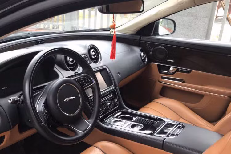 Nội thất bên trong xe cũng đáng chú ý. Đã qua 6 năm sử dụng nhưng hầu hết nội thất trong xe vẫn còn khá mới.