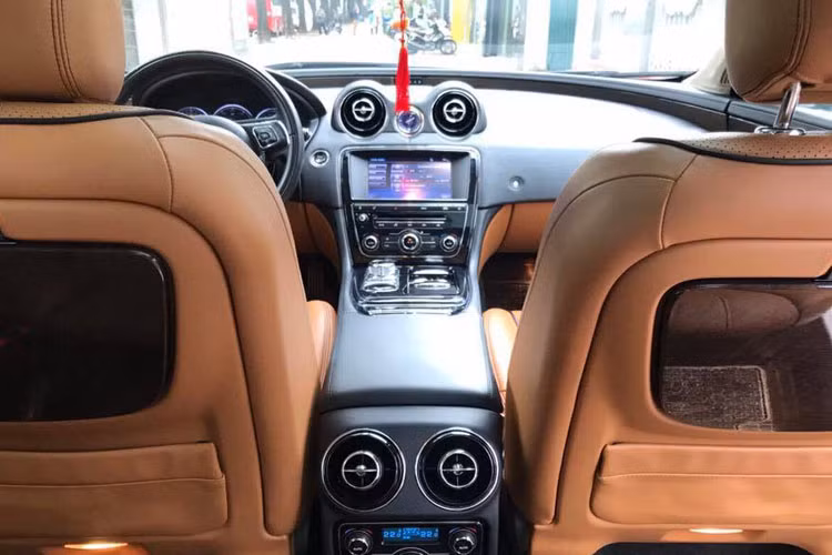 Camera lùi tích hợp với màn hình trung tâm.