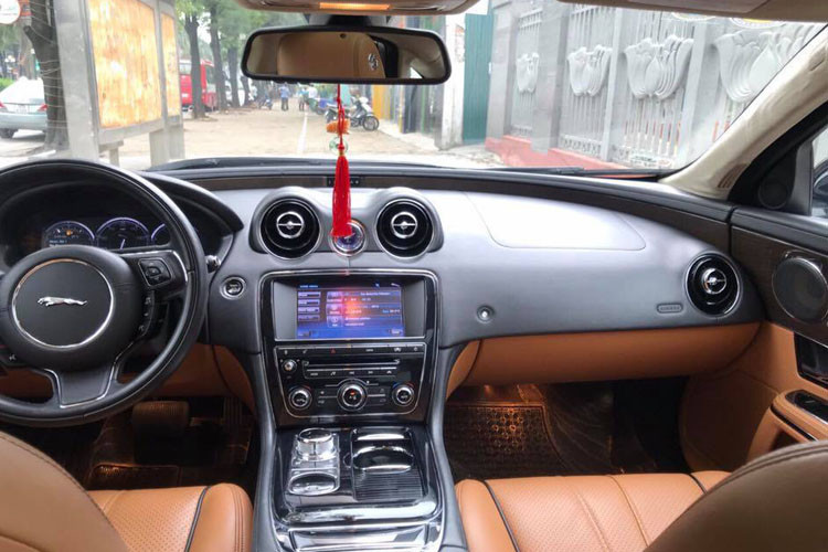 Jaguar XJL 2012 được trang bị hệ thống giải trí gồm 20 loa tới từ B&amp;W, đầu DVD và hệ thống kết nối Ipod, USB. Đồng hồ điện tử trung tâm hiển thị đầy đủ thông tin khi vận hành. Cần chuyển số dạng núm xoay tròn, mạ crom sáng bóng.