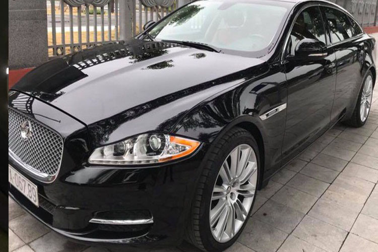 Đáng chú ý là chiếc xe sang Jaguar XJL Supercharged đời cũ này mang biển số tỉnh nhưng lại khá đẹp - 067.89. Theo giới chơi xe thì biển số này là "số san bằng tất cả". Nhiều đánh giá cho rằng, việc sở hữu biển số đẹp như vậy nhưng xe được rao bán với giá 2,6 tỷ là khá rẻ.