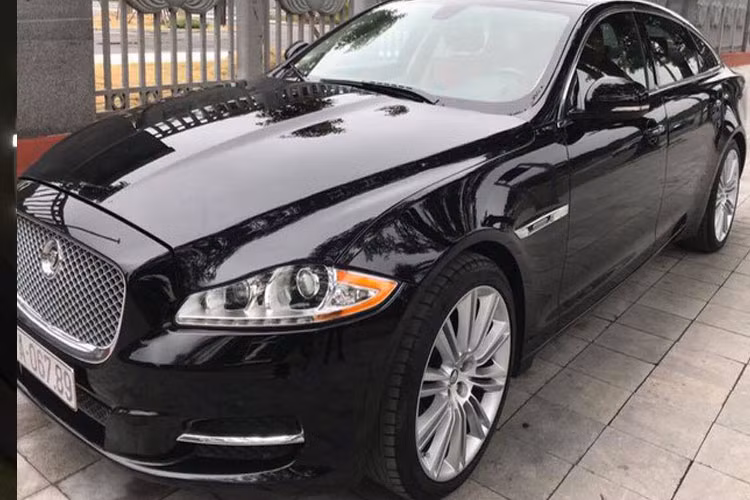 Đáng chú ý là chiếc xe sang Jaguar XJL Supercharged đời cũ này mang biển số tỉnh nhưng lại khá đẹp - 067.89. Theo giới chơi xe thì biển số này là "số san bằng tất cả". Nhiều đánh giá cho rằng, việc sở hữu biển số đẹp như vậy nhưng xe được rao bán với giá 2,6 tỷ là khá rẻ.