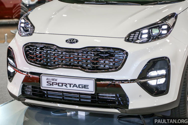 Phần lưới tản nhiệt vẫn thiết kế dạng đặc trưng "mũi hổ" như các mẫu xe Kia khác. Tuy nhiên, có thể thấy nó được trau chuốt bóng bẩy hơn với nước sơn đen bóng. Cản xe cũng được thiết kế lại, đặt thấp hơn, bổ sung đường viền mạ chrome nối liền 2 đèn sương mù.