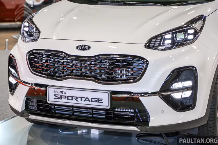 Phần lưới tản nhiệt vẫn thiết kế dạng đặc trưng "mũi hổ" như các mẫu xe Kia khác. Tuy nhiên, có thể thấy nó được trau chuốt bóng bẩy hơn với nước sơn đen bóng. Cản xe cũng được thiết kế lại, đặt thấp hơn, bổ sung đường viền mạ chrome nối liền 2 đèn sương mù.