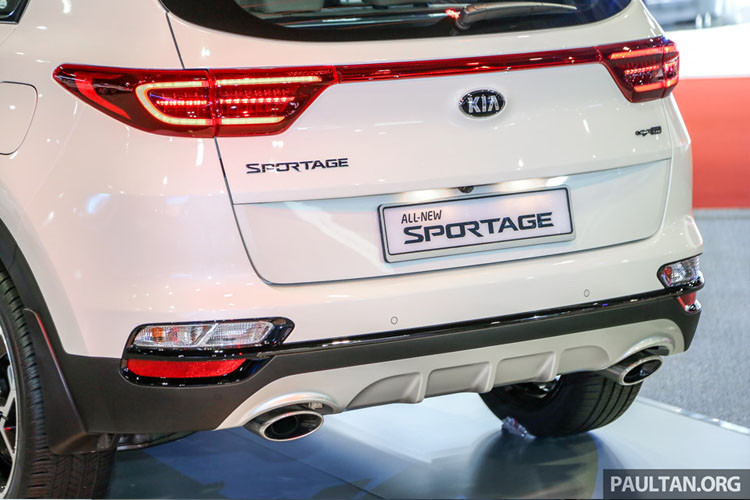 Ốp gầm phối hai màu đen-bạc, đi kèm ống xả kép mạ chrome.