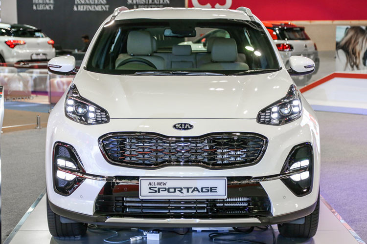 Theo đó, Sportage GT-Line được hãng xe ôtô Kia tinh chỉnh nhẹ ở ngoại hình, đáng chú ý nhất là cụm đèn pha với 4 bóng LED định vị ban ngày, kiểu bố trí tương tự hai mẫu Cerato và Ceed mới.
