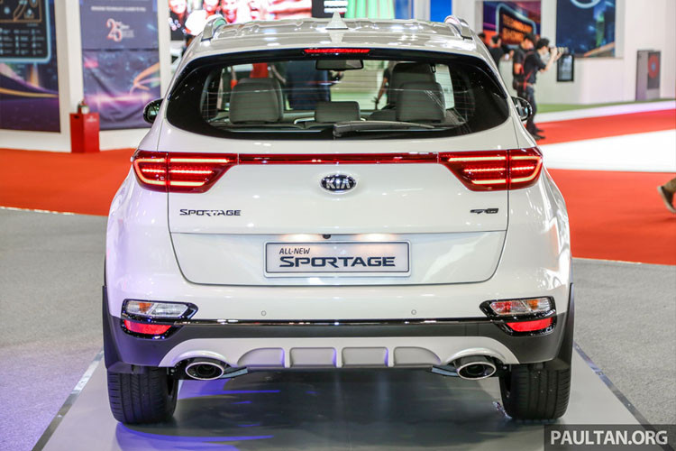 Đèn hậu hiệu ứng xếp chồng, nối liền với nhau bằng một điền viền mỏng, các ống xả mạ chrome. Phiên bản Sportage GT-Line có thêm đèn hậu LED