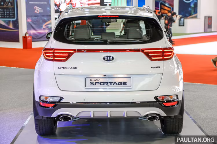 Đèn hậu hiệu ứng xếp chồng, nối liền với nhau bằng một điền viền mỏng, các ống xả mạ chrome. Phiên bản Sportage GT-Line có thêm đèn hậu LED