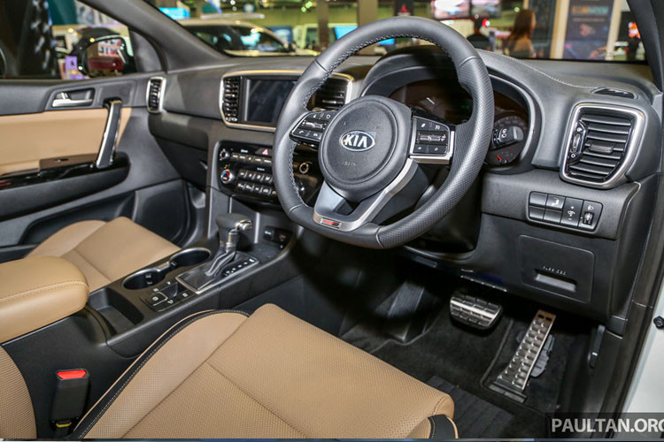 Mẫu xe mới này có vô lăng đáy phẳng tái thiết kế, màn hình công cụ 3.5 inch, hệ thống điều hòa không khí 2 vùng, khe thông gió cho hàng ghế sau, lẫy chuyển số trên vô lăng, các bàn đạp bằng hợp kim, khóa thông minh, hệ thống thông tin giải trí đi kèm màn hình cảm ứng 7 inch...