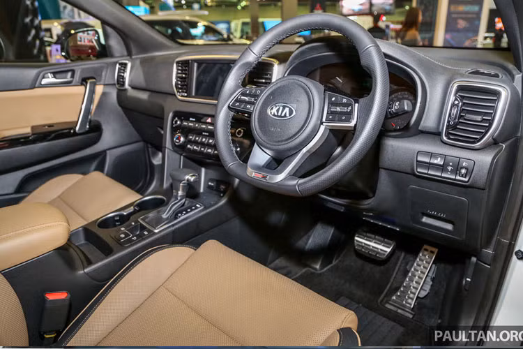 Mẫu xe mới này có vô lăng đáy phẳng tái thiết kế, màn hình công cụ 3.5 inch, hệ thống điều hòa không khí 2 vùng, khe thông gió cho hàng ghế sau, lẫy chuyển số trên vô lăng, các bàn đạp bằng hợp kim, khóa thông minh, hệ thống thông tin giải trí đi kèm màn hình cảm ứng 7 inch...