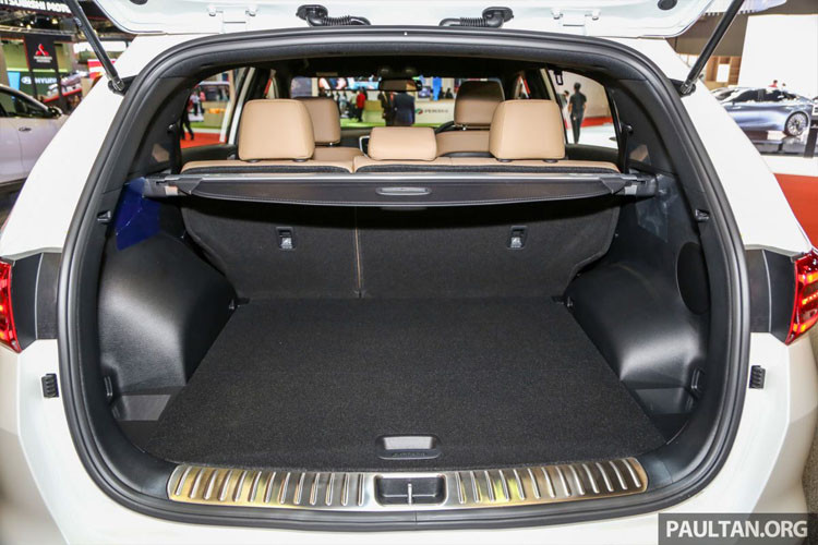 Tại Malaysia, Sportage GT-Line 2019 sẽ có mức giá khởi điểm từ 149,888 ringgit (tương đương khoảng 833 triệu đồng). Trong khi đó mô hình cấp thấp hơn 2.0 EX sẽ có giá bán từ 126,888 ringgit (khoảng 705 triệu đồng).