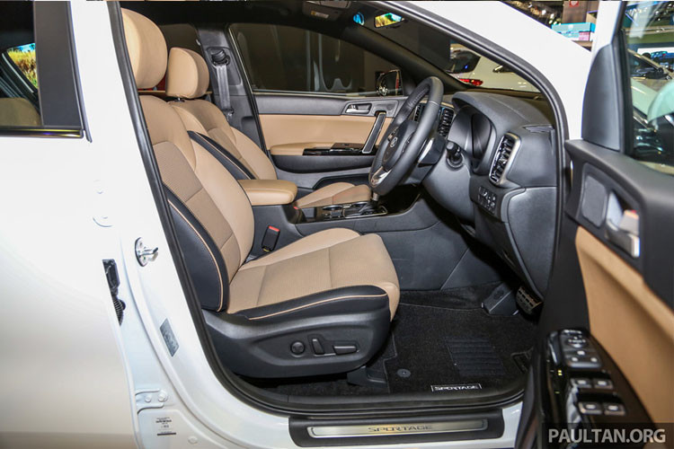 Khoang cabin điều khiển khá rộng thoáng.