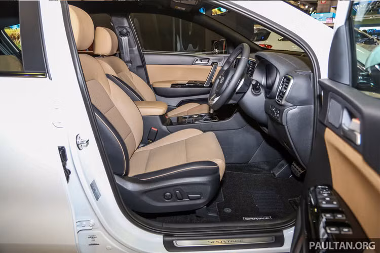 Khoang cabin điều khiển khá rộng thoáng.