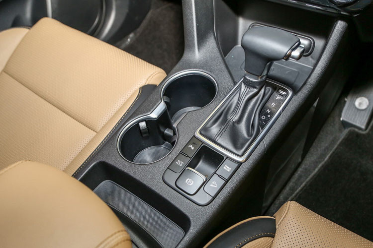 Kia Sportage GT-Line mới được trang bị động cơ diesel 2.0L R CRDi, sản sinh công suất tối đa 185 mã lực tại vòng tua máy 4.000 vòng/phút và mô-men xoắn cực đại 400 Nm tại 1.750-2.750 vòng/phút. Hộp số tự động 8 cấp thay thế cho loại 6 cấp trên mô hình tiền nhiệm.