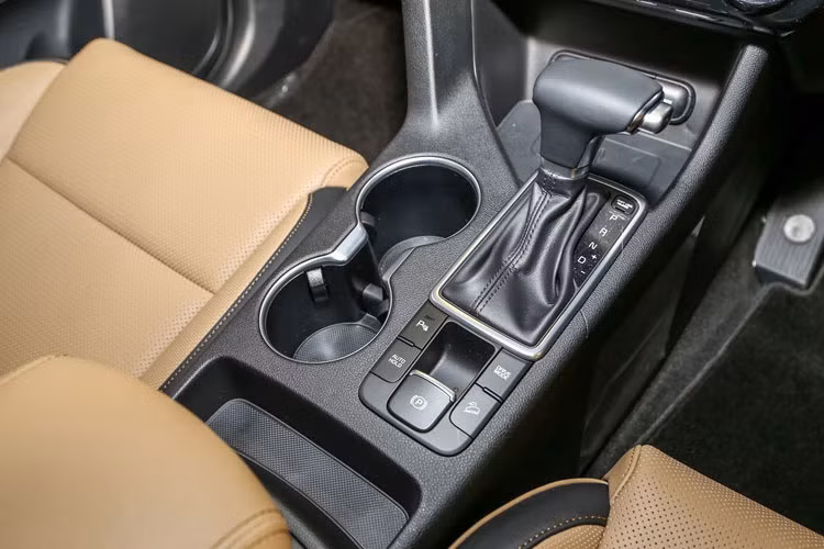 Kia Sportage GT-Line mới được trang bị động cơ diesel 2.0L R CRDi, sản sinh công suất tối đa 185 mã lực tại vòng tua máy 4.000 vòng/phút và mô-men xoắn cực đại 400 Nm tại 1.750-2.750 vòng/phút. Hộp số tự động 8 cấp thay thế cho loại 6 cấp trên mô hình tiền nhiệm.