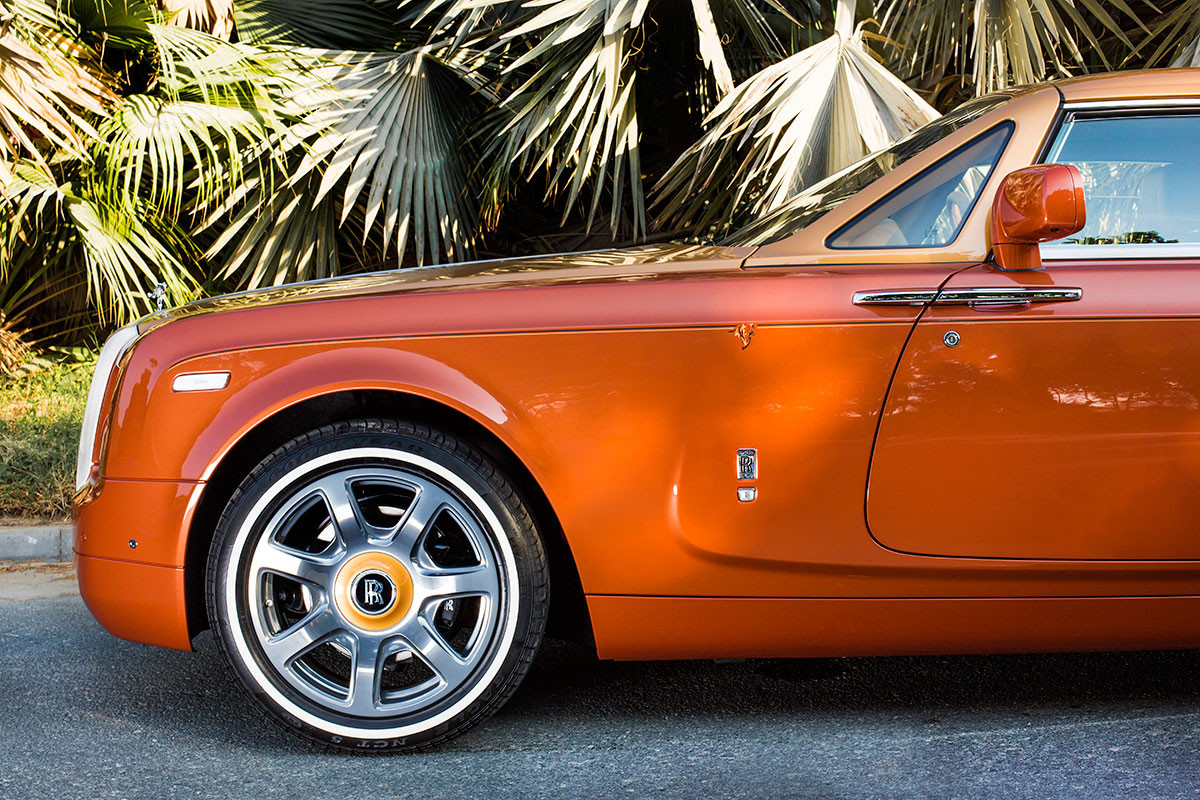 Bên sườn xe được hãng siêu xe sang Anh quốc thiết kế với đường coachline kép với họa tiết con hổ đúng như tên gọi của xe.