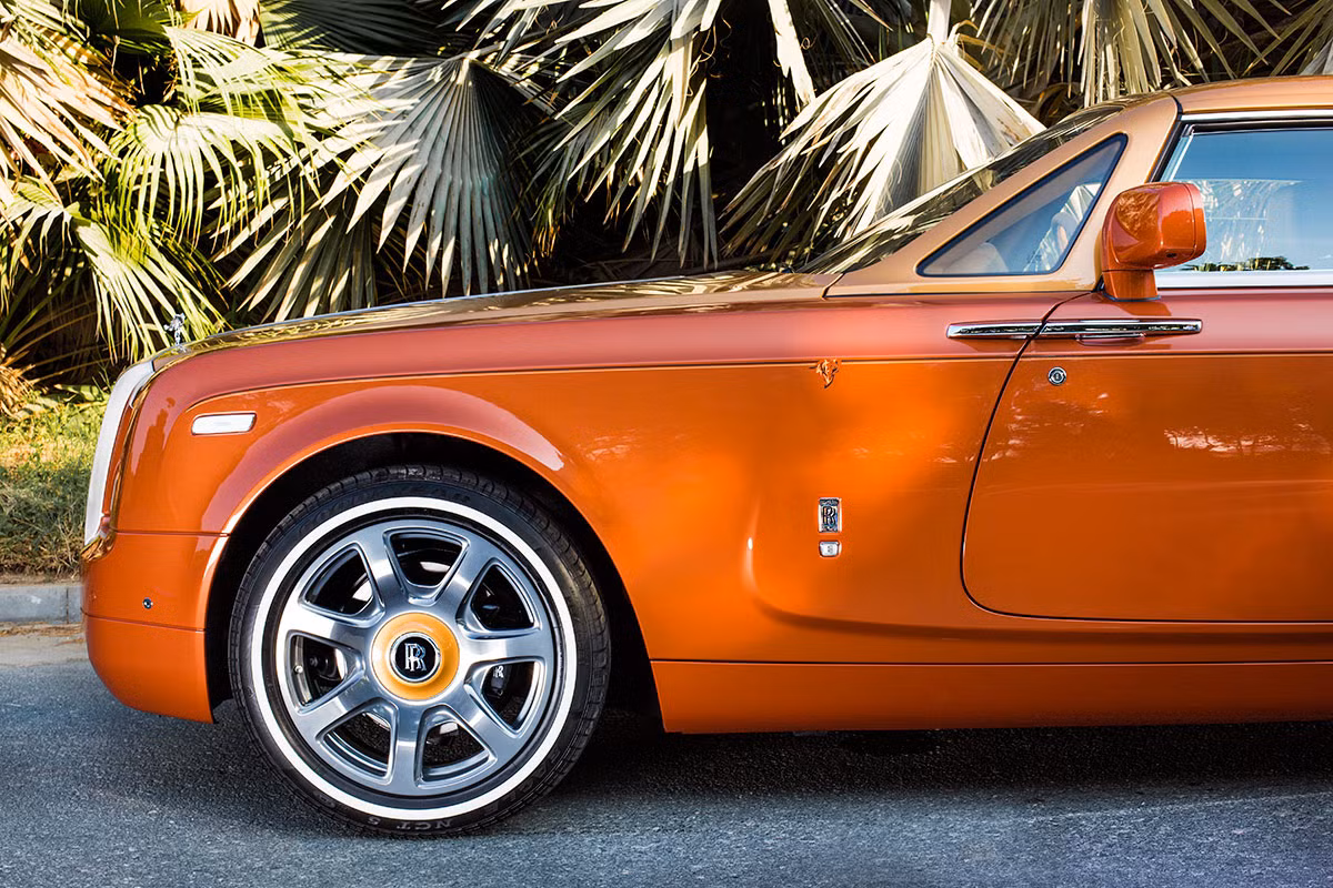 Bên sườn xe được hãng siêu xe sang Anh quốc thiết kế với đường coachline kép với họa tiết con hổ đúng như tên gọi của xe.