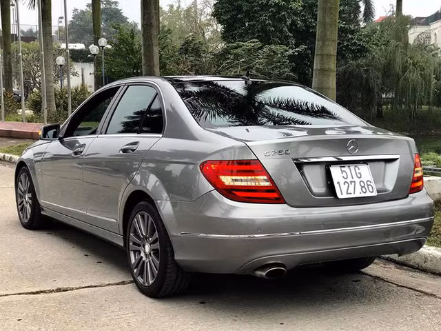 Mâm xe có thiết kế 7 chấu kép màu xám trùng màu ngoại thấp đi kèm lốp Michelin, gương chiếu hậu tích hợp dải đèn LED báo rẽ.