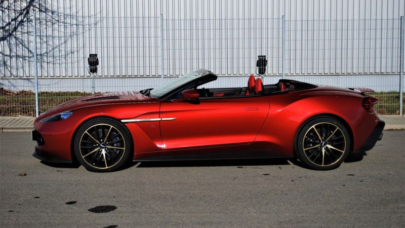 So với giá bán 566.000 USD (khoảng hơn 11 tỷ đồng) của Aston Martin Vanquish Zagato Volante lúc mới ra mắt thì người bán siêu xe này đã "làm giá" khoảng 914.000 USD, tương đương 20,8 tỷ. Một con số chênh lệch quá khủng khiếp.