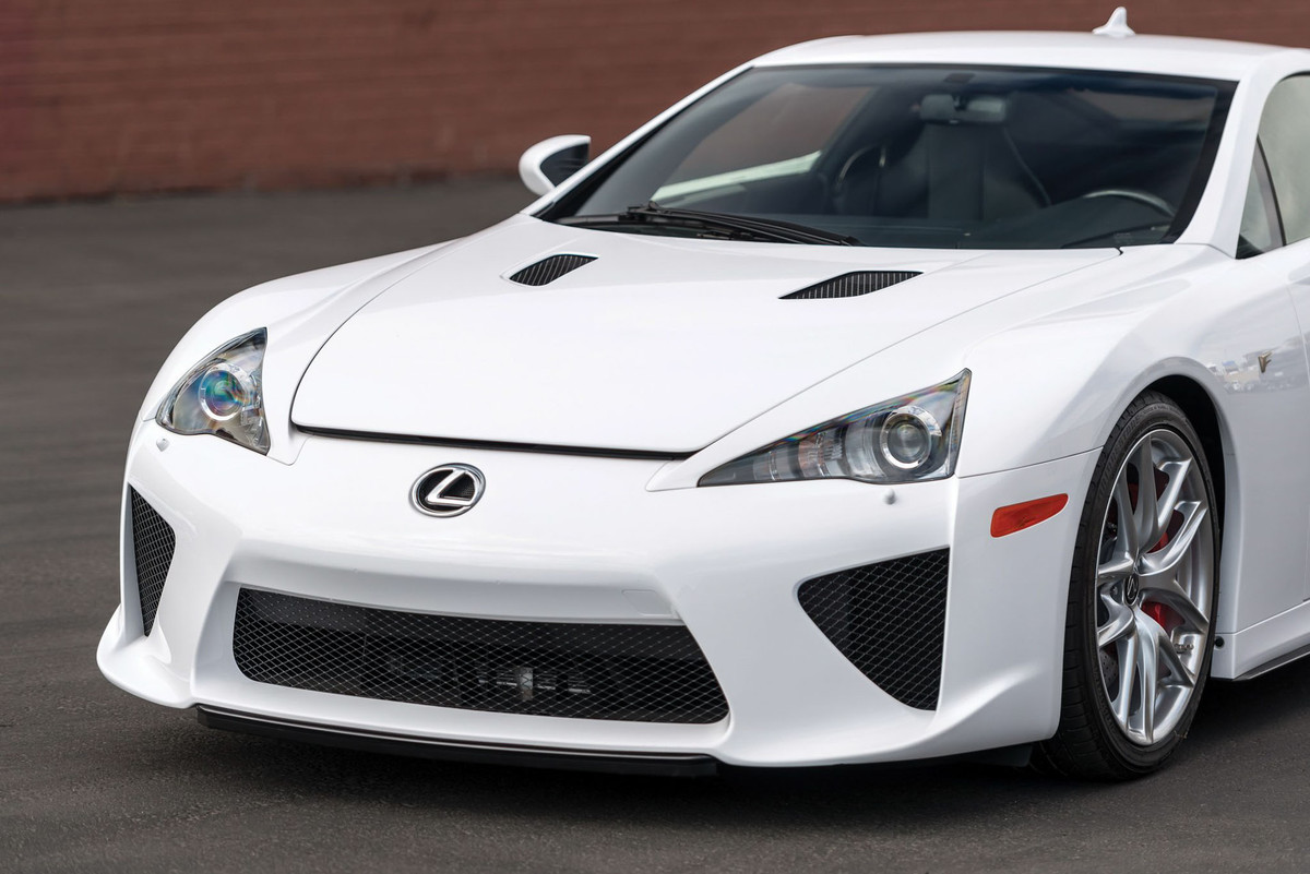 Chiếc Lexus LFA sở hữu ngoại thất màu trắng sang trọng và cùng với quãng đường chạy lướt chỉ 129 km thì ngoại hình xe dường như vẫn còn mới cứng.