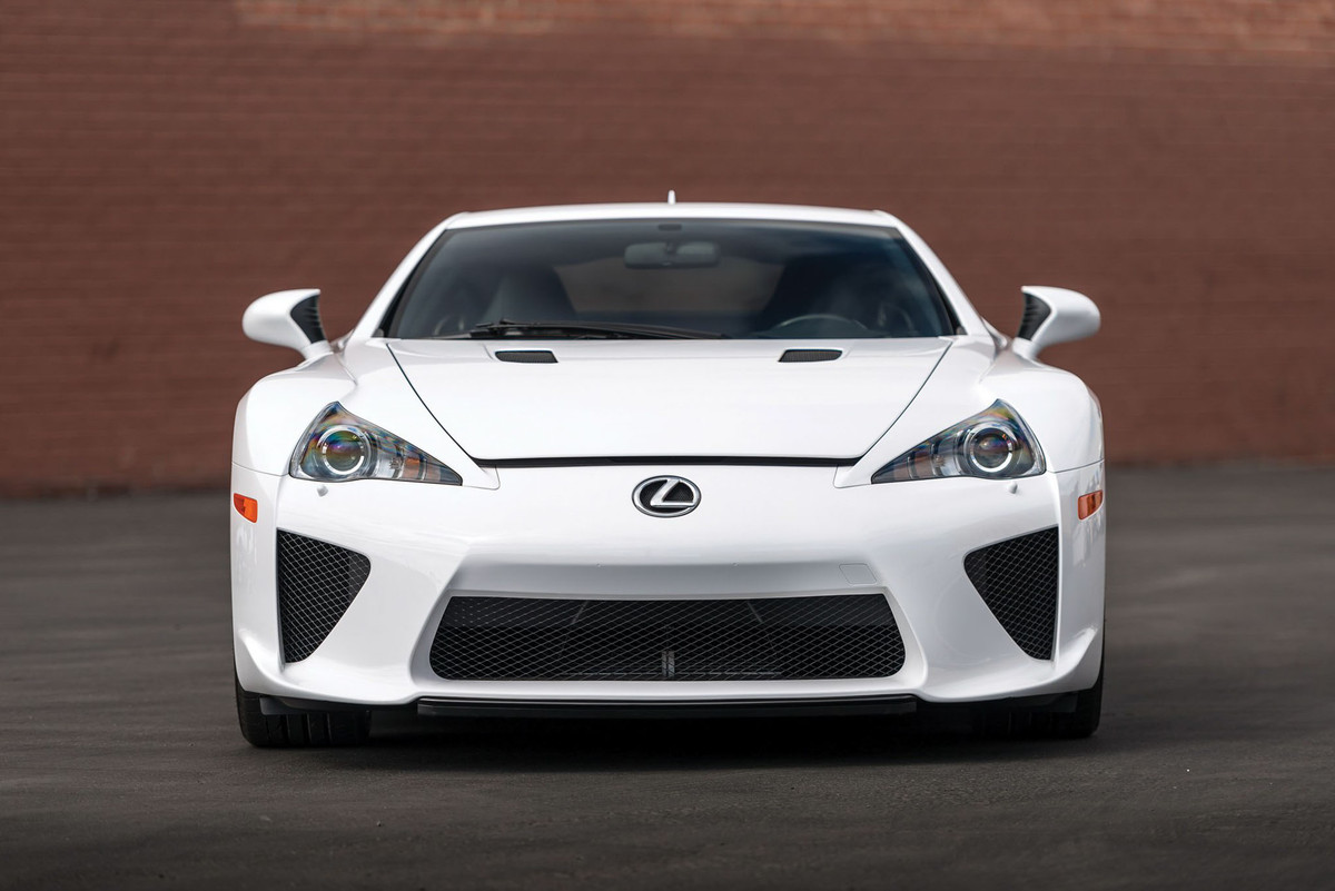 Mới đây, một chiếc siêu xe Lexus LFA chạy lướt 120 dặm (193km) sắp được mang bán đấu giá để tìm chủ nhân mới. Theo dự đoán chiếc xe sẽ có giá khoảng 375.000 đến 450.000 USD.