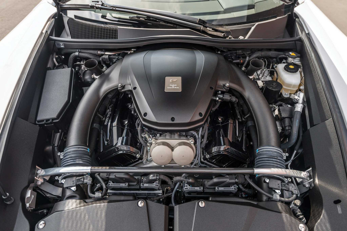 Lexus LFA được lắp động cơ V10 đặt trước với góc nghiêng 72 độ, dung tích 4.8L (4.805cc) hút khí tự nhiên cho công suất tối đa 522 mã lực và mô-men xoắn cực đại đạt 480Nm.
