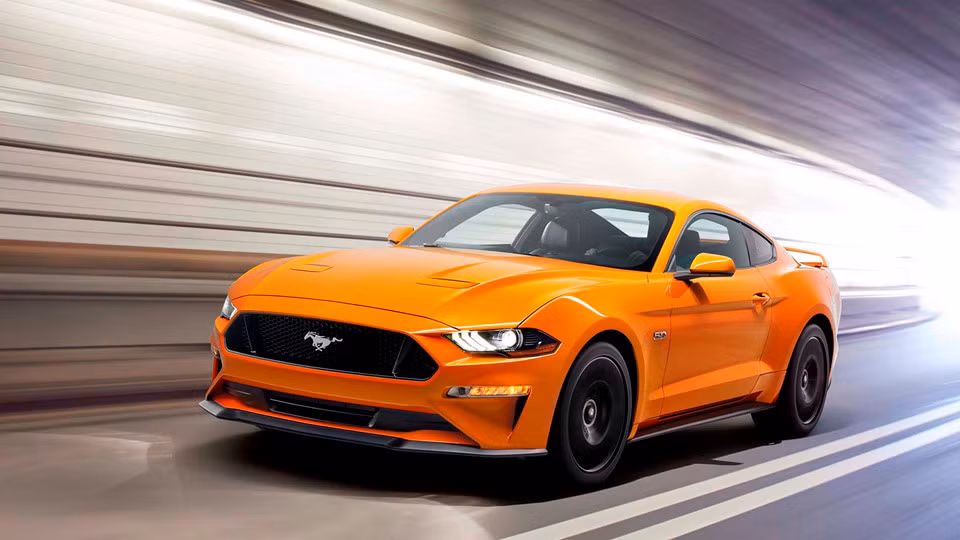 Một trong những mẫu xe coupe thể thao sang trọng có giá khá rẻ đó là Mustang GT. Dù là bản thường hay bản cao cấp cũng chỉ có giá khoảng 40.000 USD được cho là chi ngang bằng giá một chiếc xe sedan Toyota Camry. Xe được trang bị bộ động cơ V8 5.0 lít sản sinh công suất tối đa 460 mã lực.